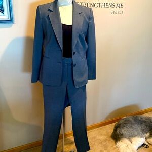 Tahari size 10-12 Lined suit gray